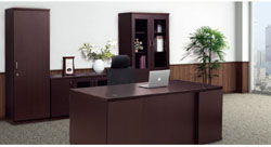 シックな色調で落ち着いたデザインの高級役員用家具シリーズ。エグゼクティブにふさわしい重厚でゆったりとした執務空間を演出します。